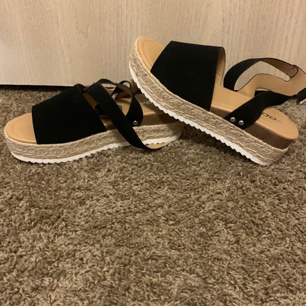 Super cute black sandals